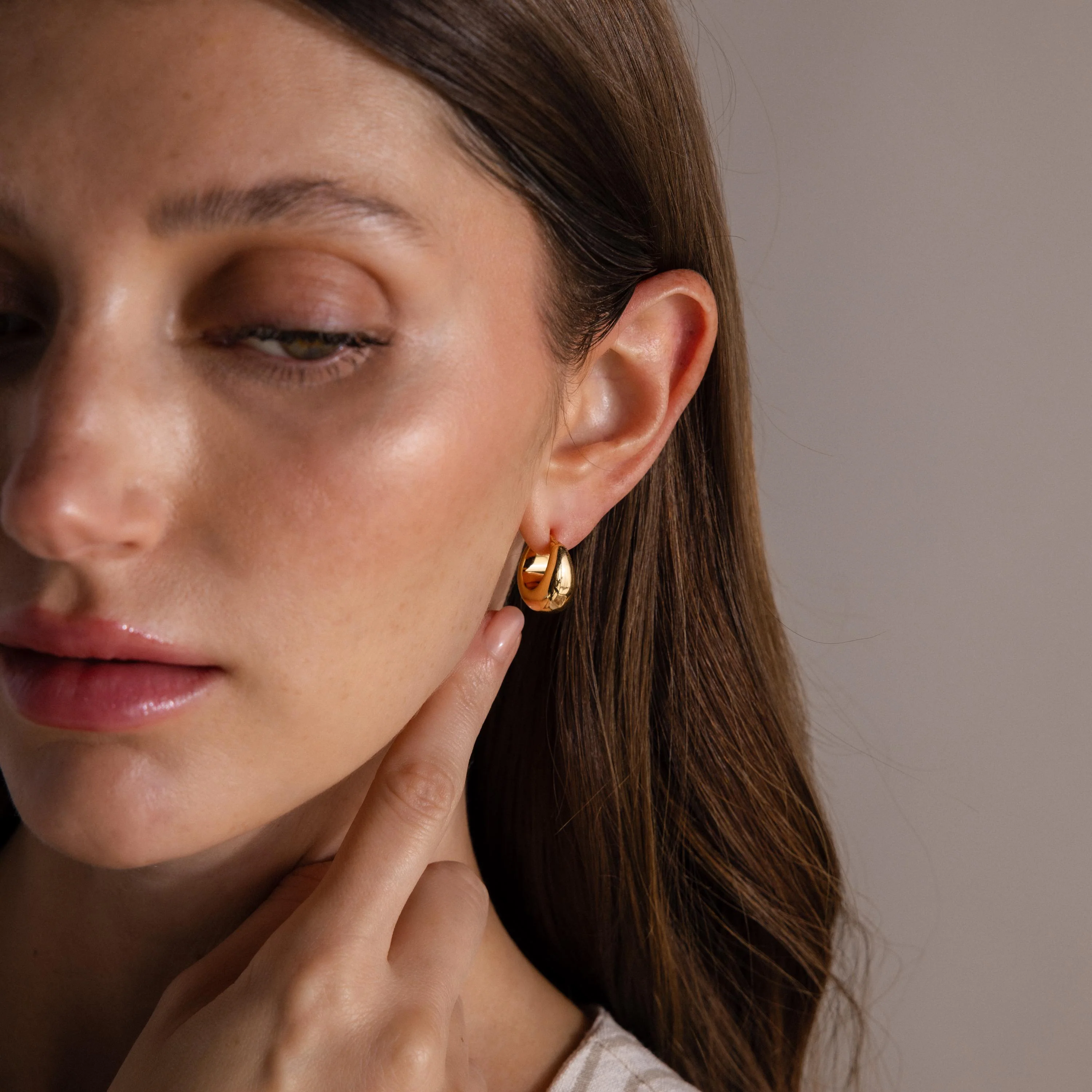 Bold Teardrop Earrings in 18K Gold - Image 4