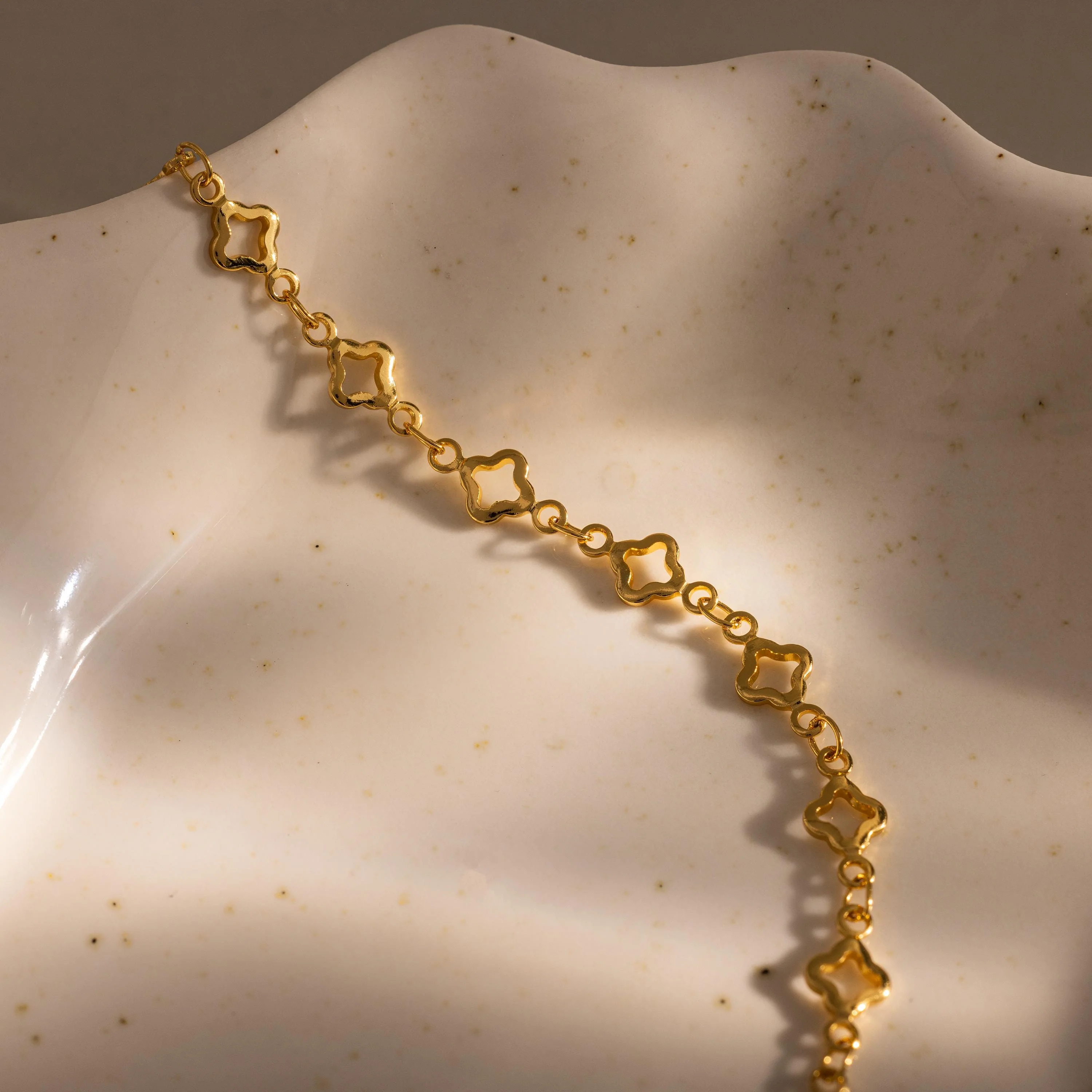 Clover Station Bracelet in 18K Gold - Image 3