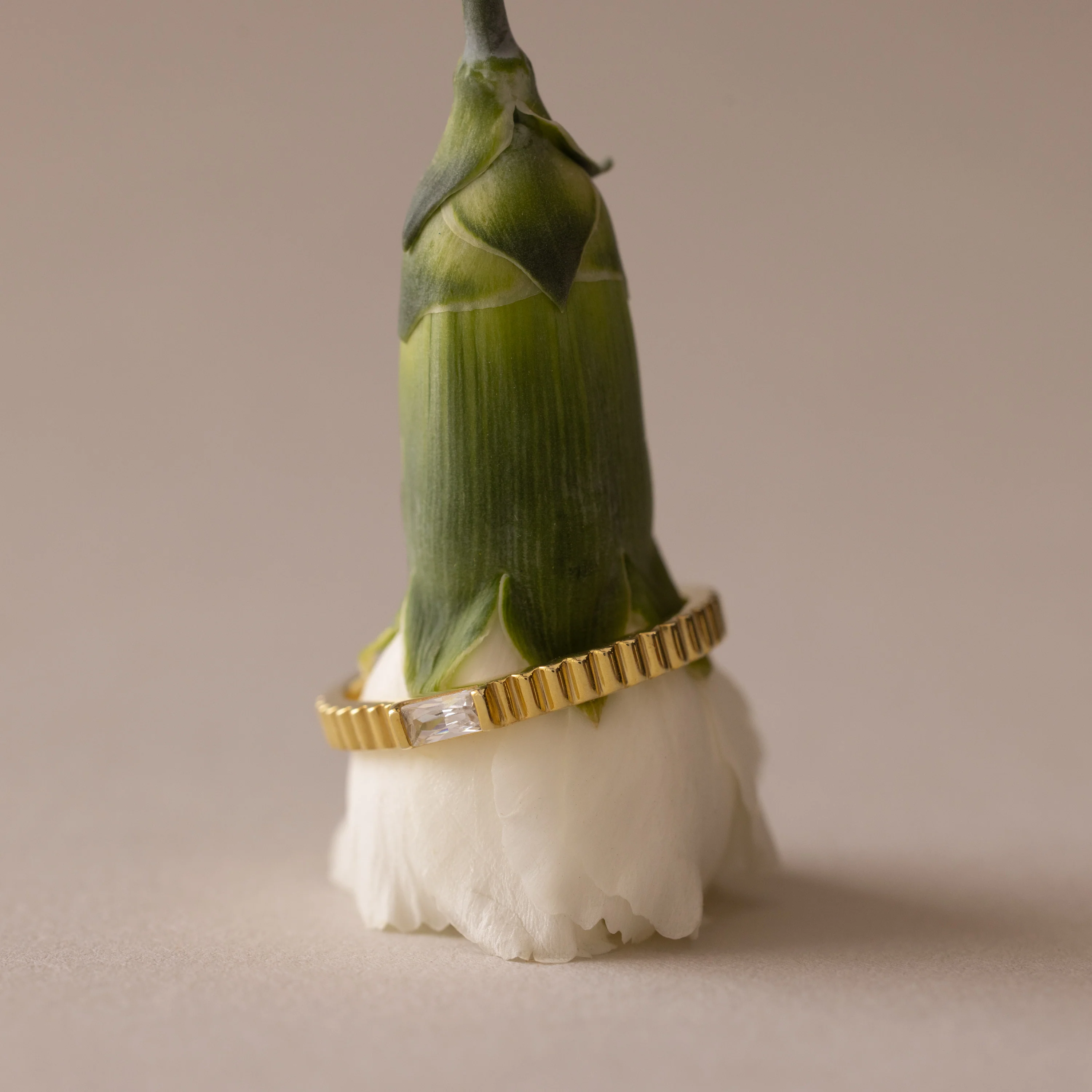 Dainty Ribbed Emerald Ring - Image 5