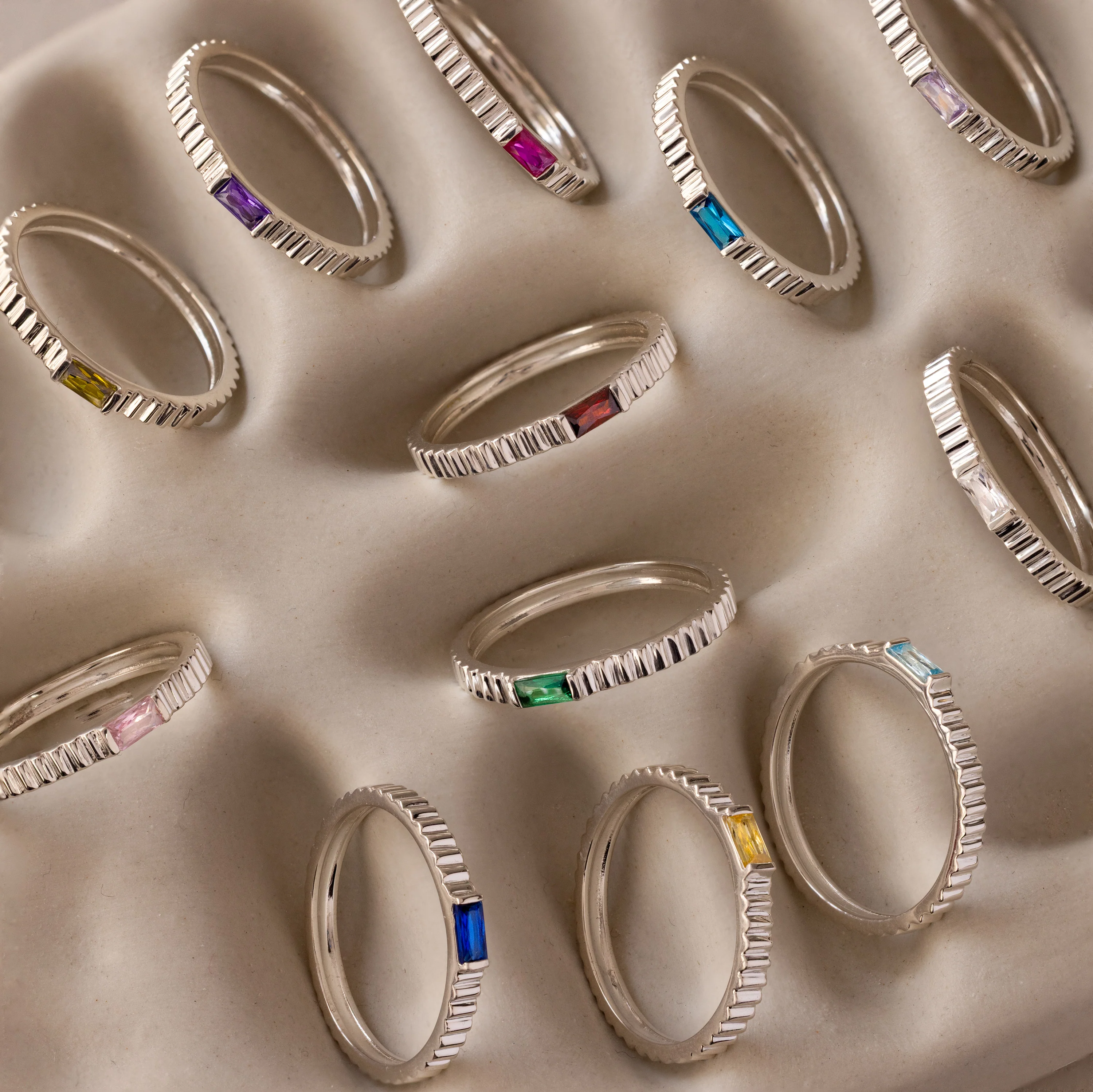 Dainty Ribbed Emerald Ring - Image 7
