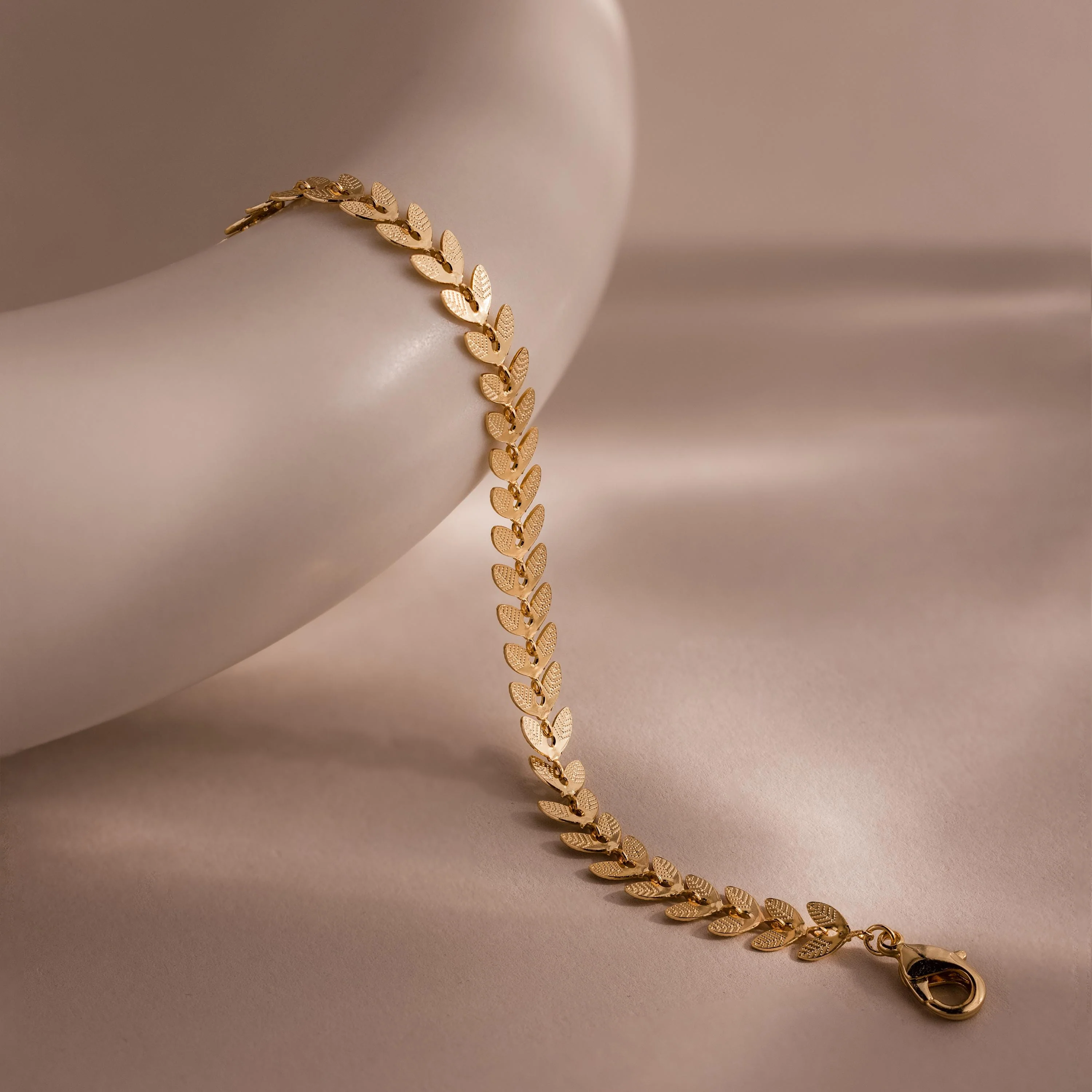 Leaf Link Bracelet in 18K Gold - Image 3