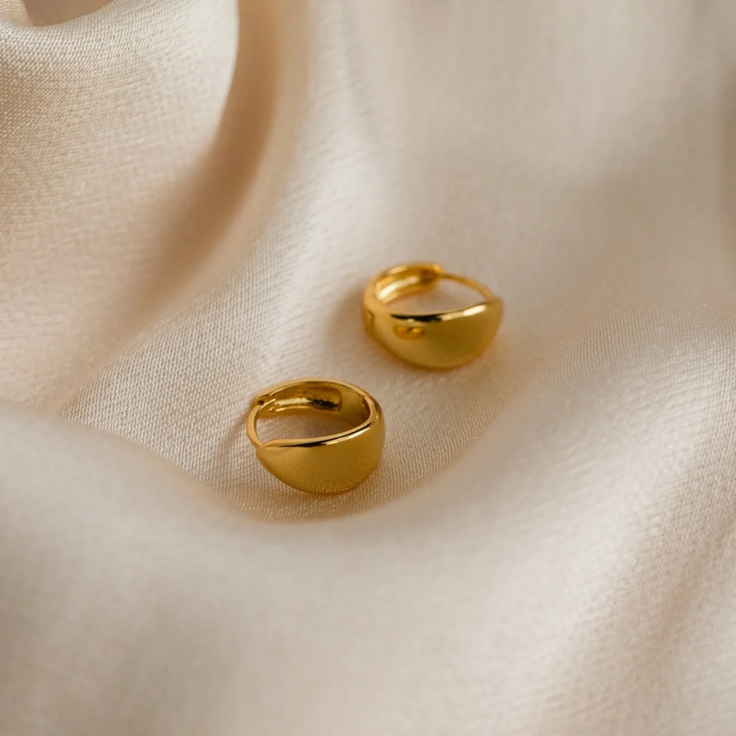 Olivia Hoops in 18K Gold - Image 3