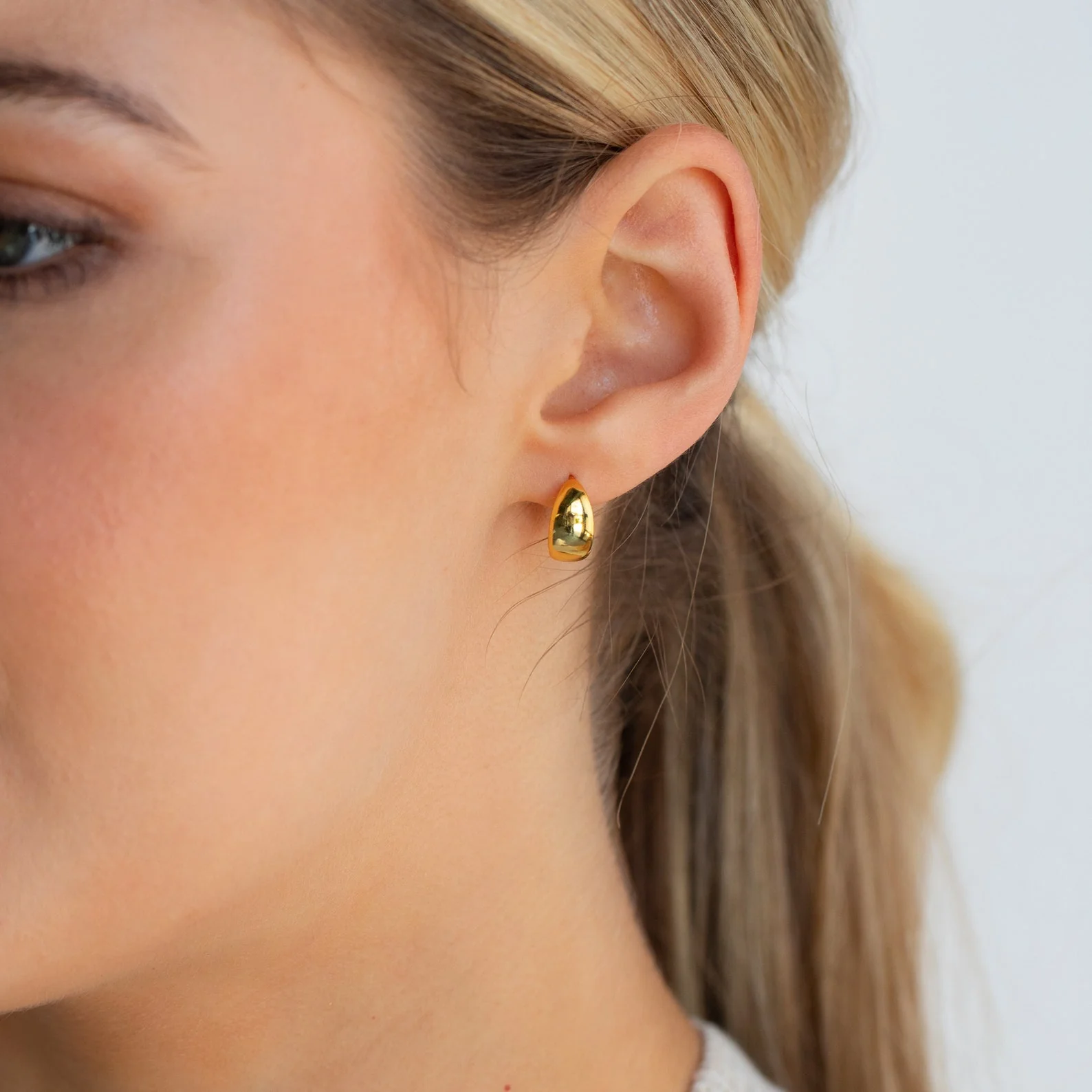 Olivia Hoops in 18K Gold - Image 2