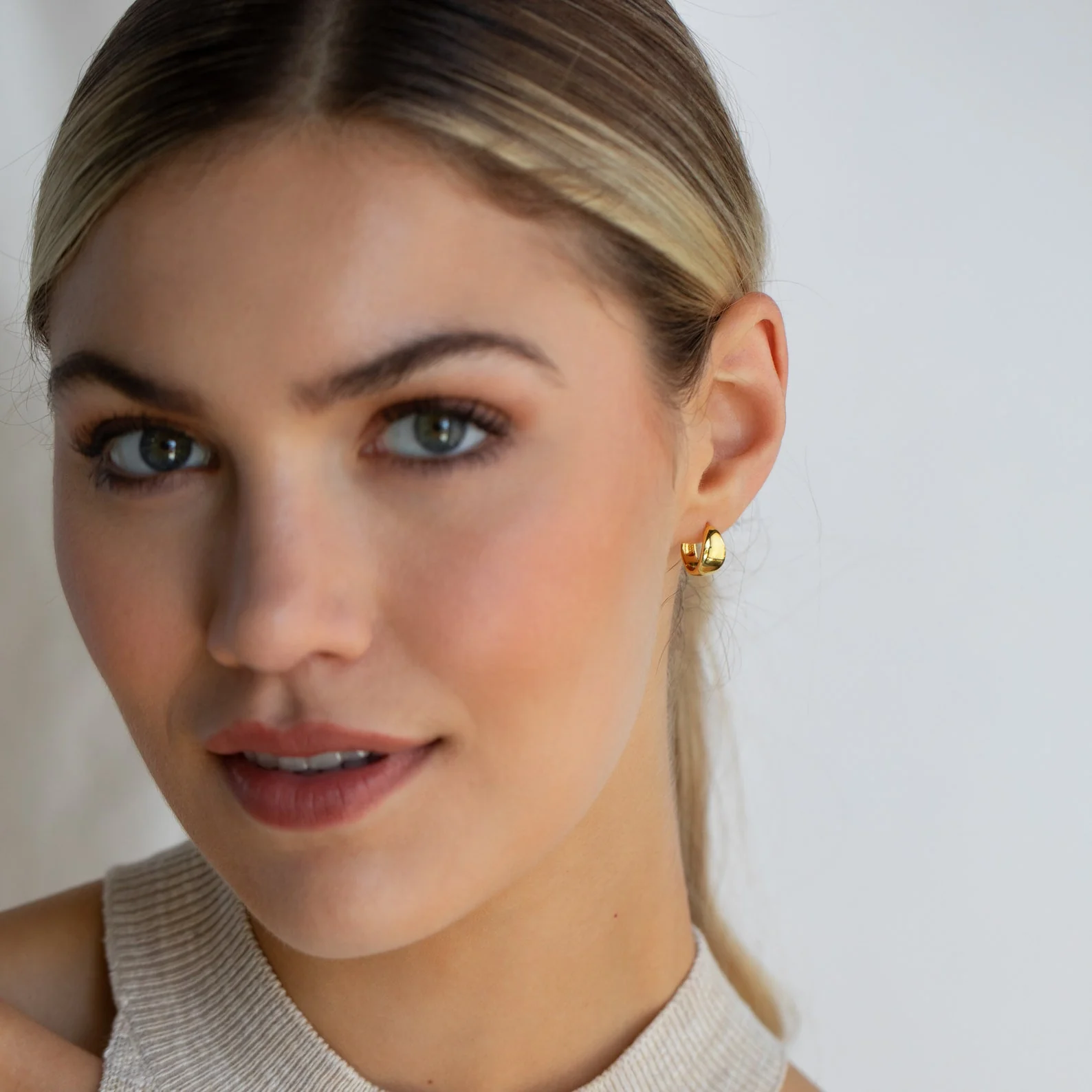 Olivia Hoops in 18K Gold - Image 5