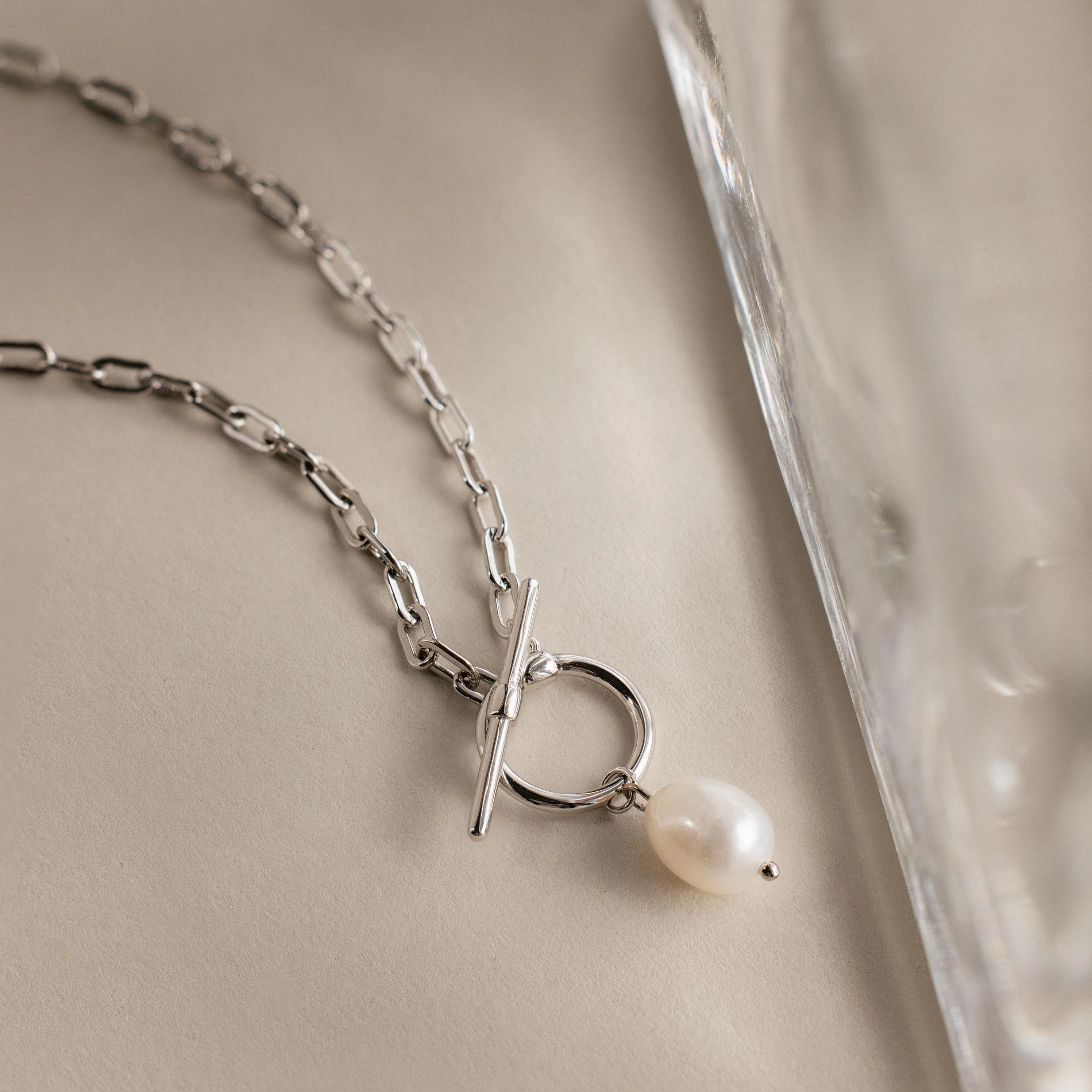 Paperclip Pearl Toggle Necklace - Image 4