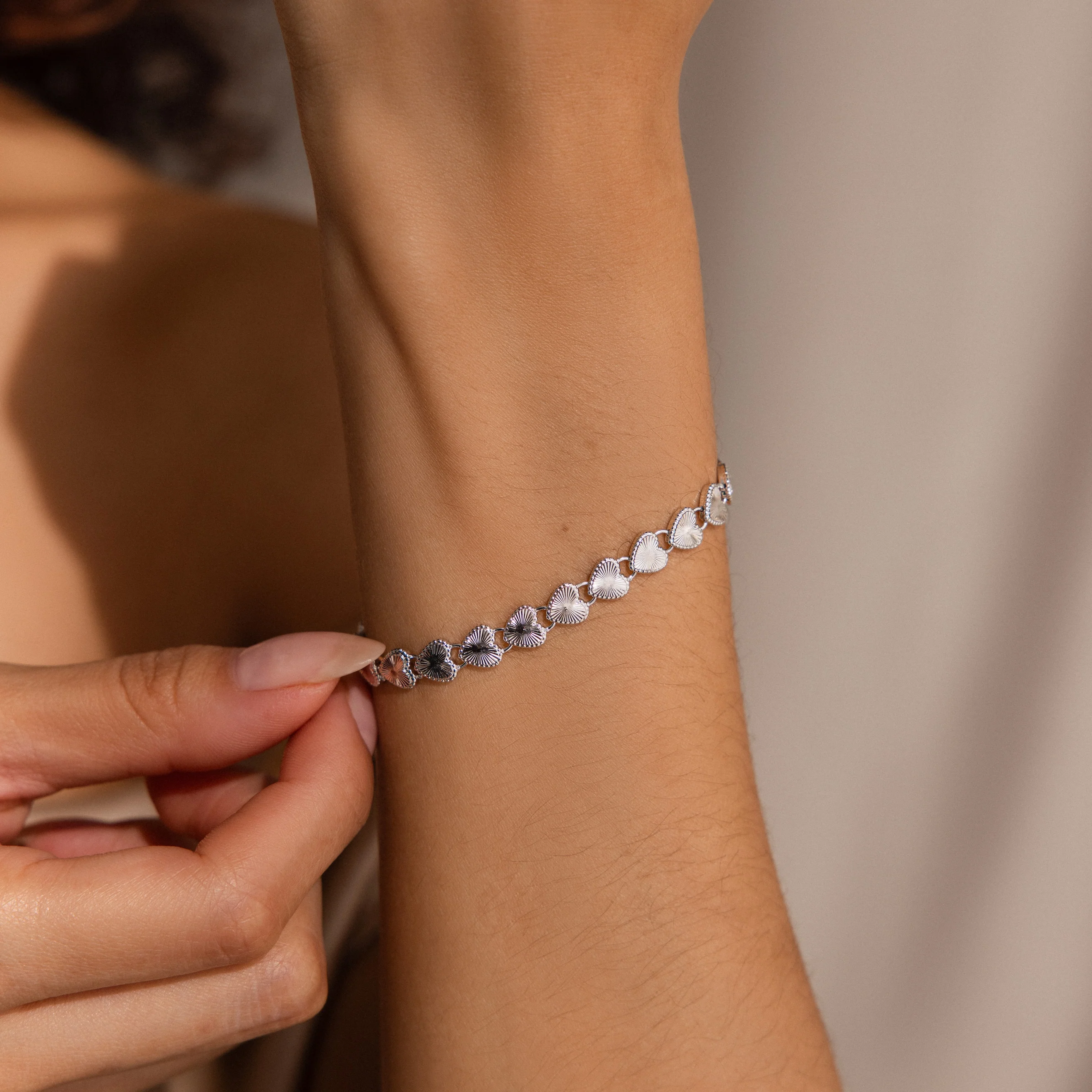 Ribbed Heart Link Bracelet in Silver - Image 2