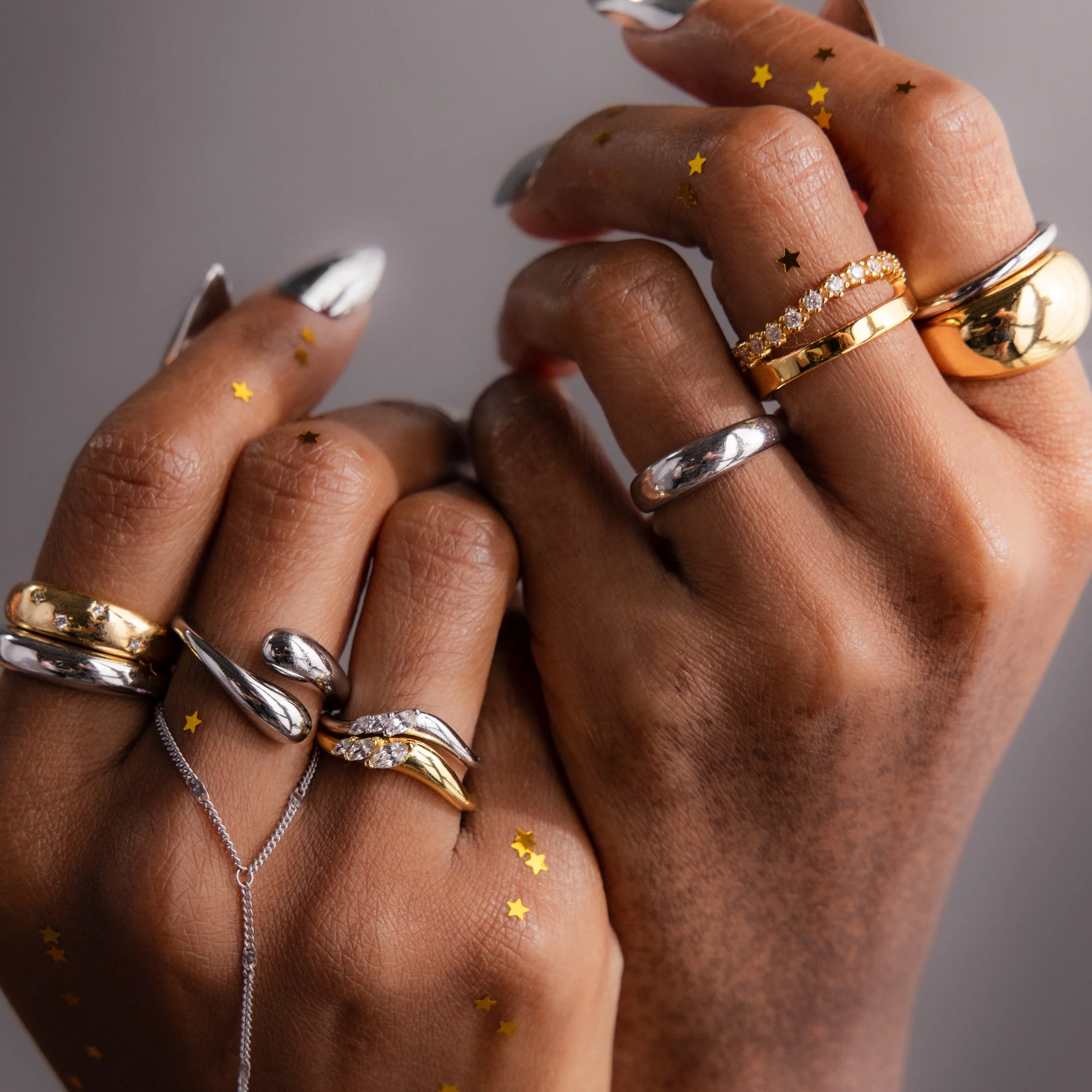 Star Curb Hand Chain Bracelet in Silver - Image 4